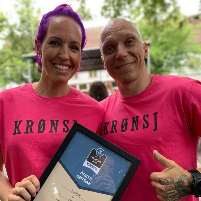 merch_tskjorte_rosa_marthe_og_morten