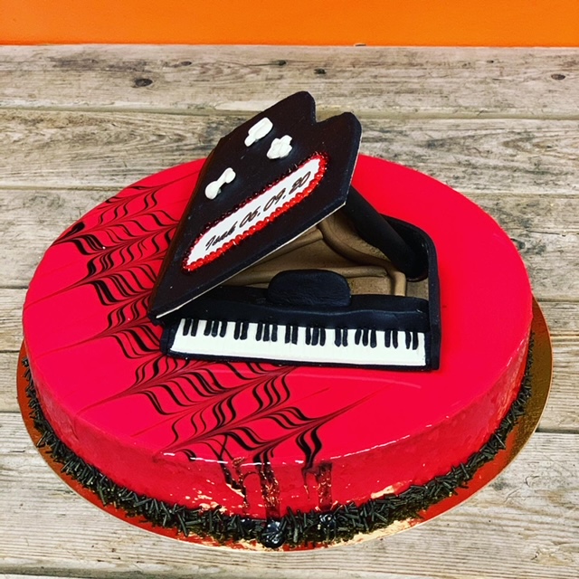 Rød kake med piano