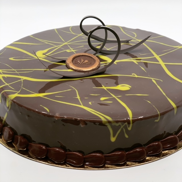 Mørk kake med gule striper