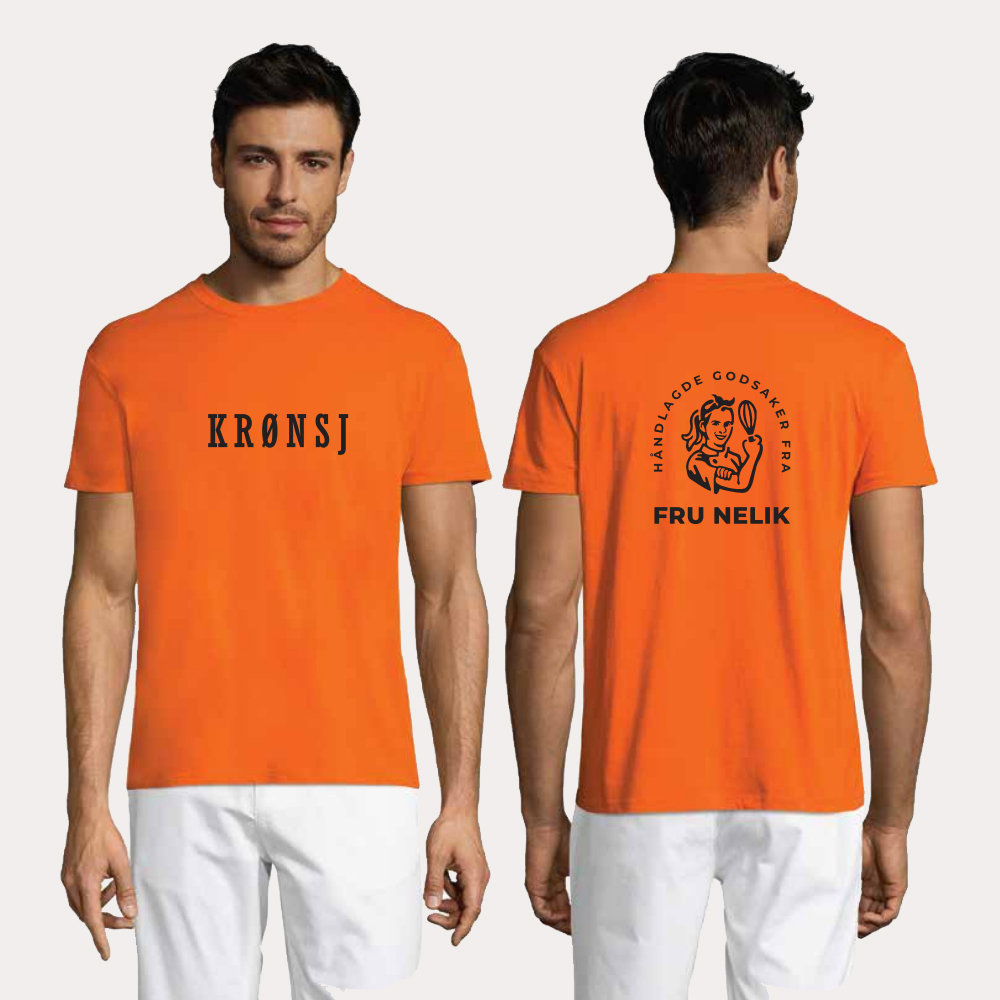 merch_tskjorte_oransje_med_mann_og_bakgrunn